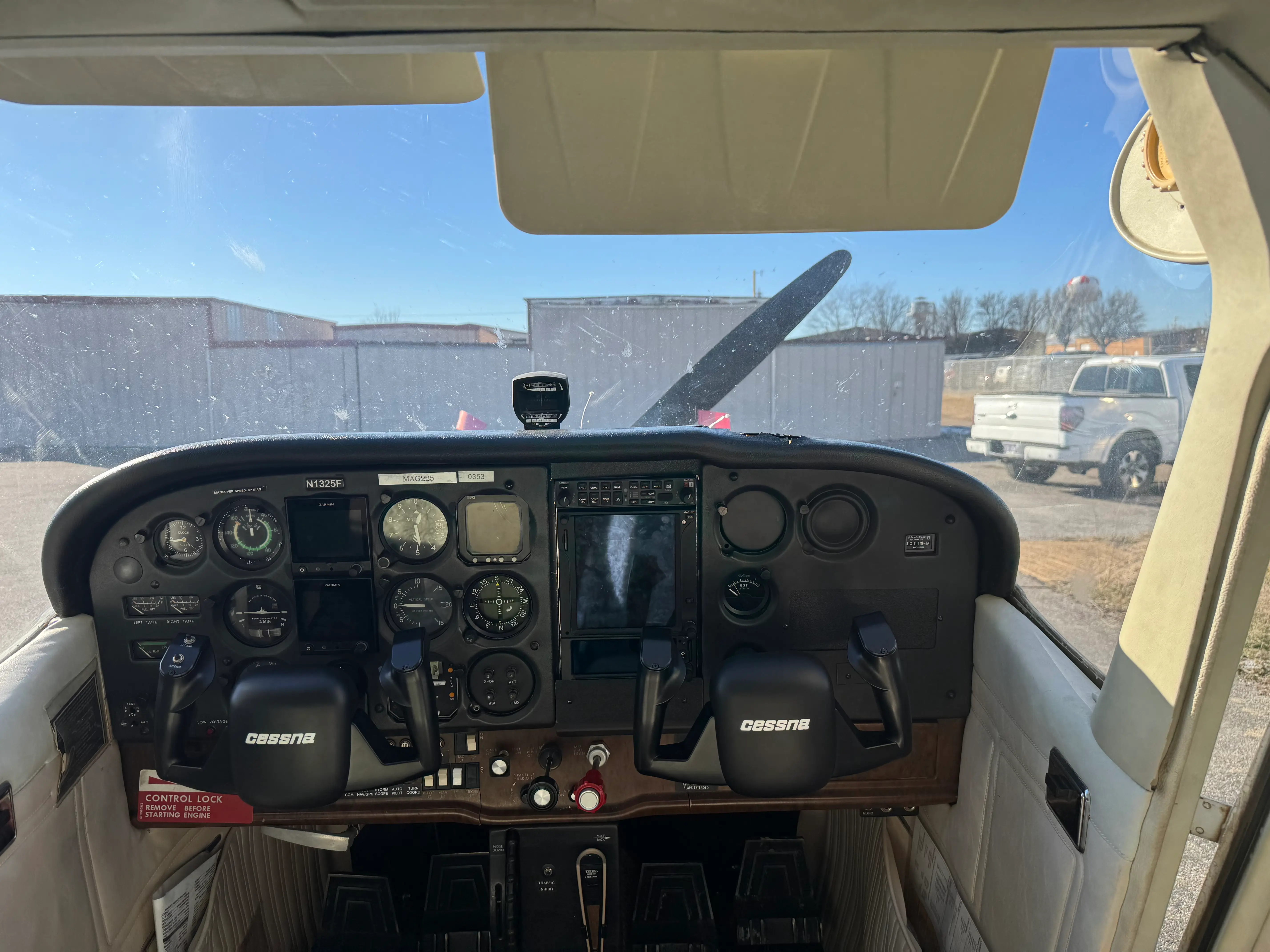 Cessna 172 cockpit and aircraft detail