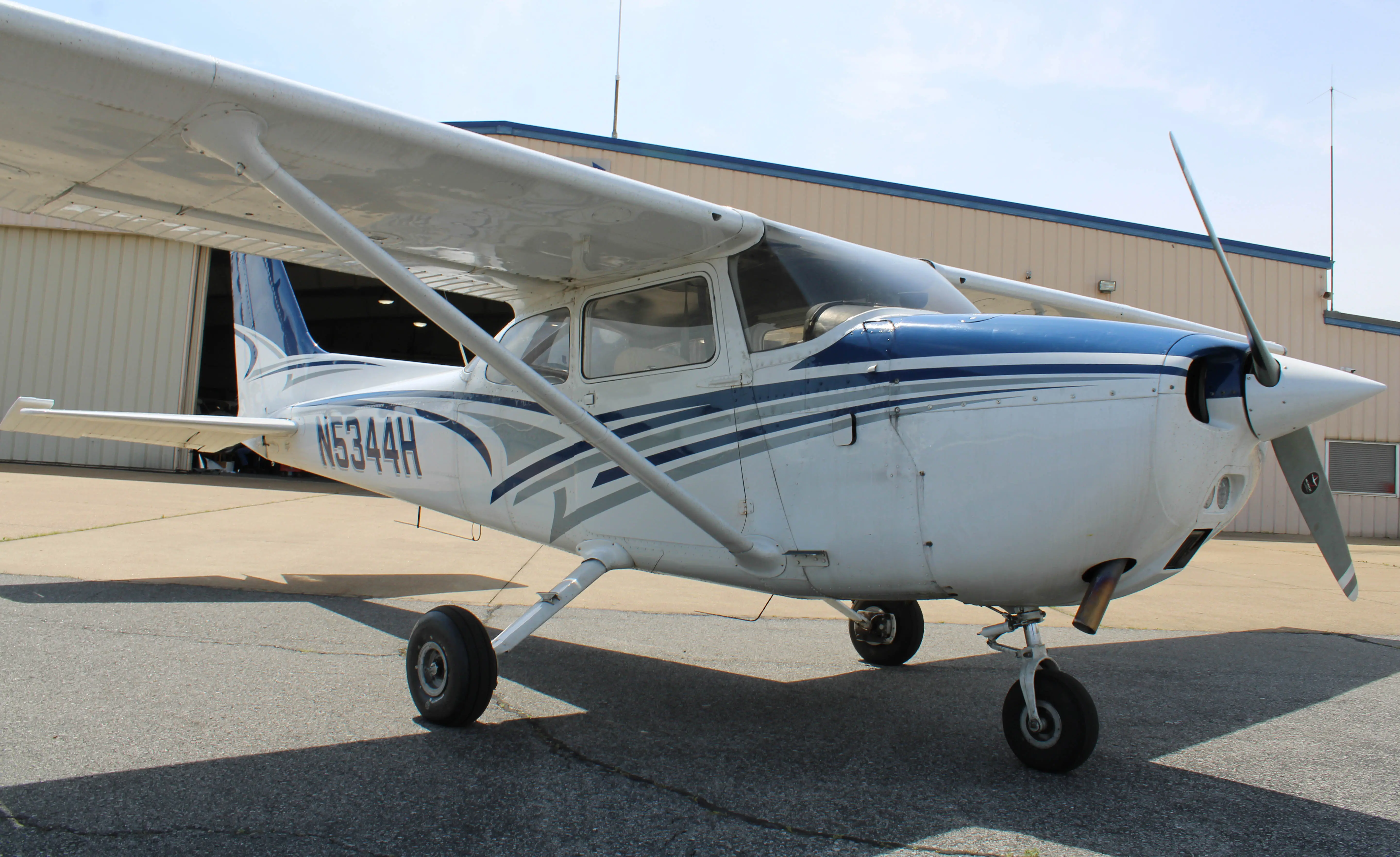 Cessna 172 Skyhawk used for Magnolia flight training